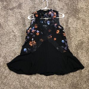 Daytrip top! New condition! XS! Floral w/ cutout!